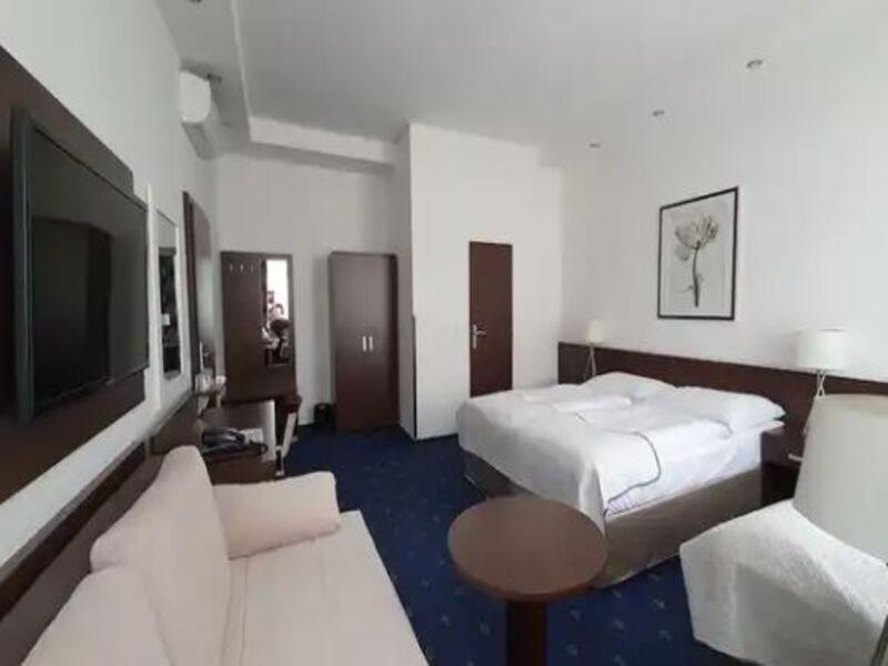 Royal Plaza מלון 3*